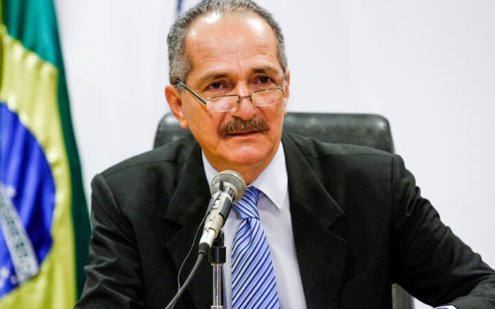 Aldo Rebelo, de óculos e gravata, fala ao microfone em cerimônia do MCTI, em janeiro de 2015.