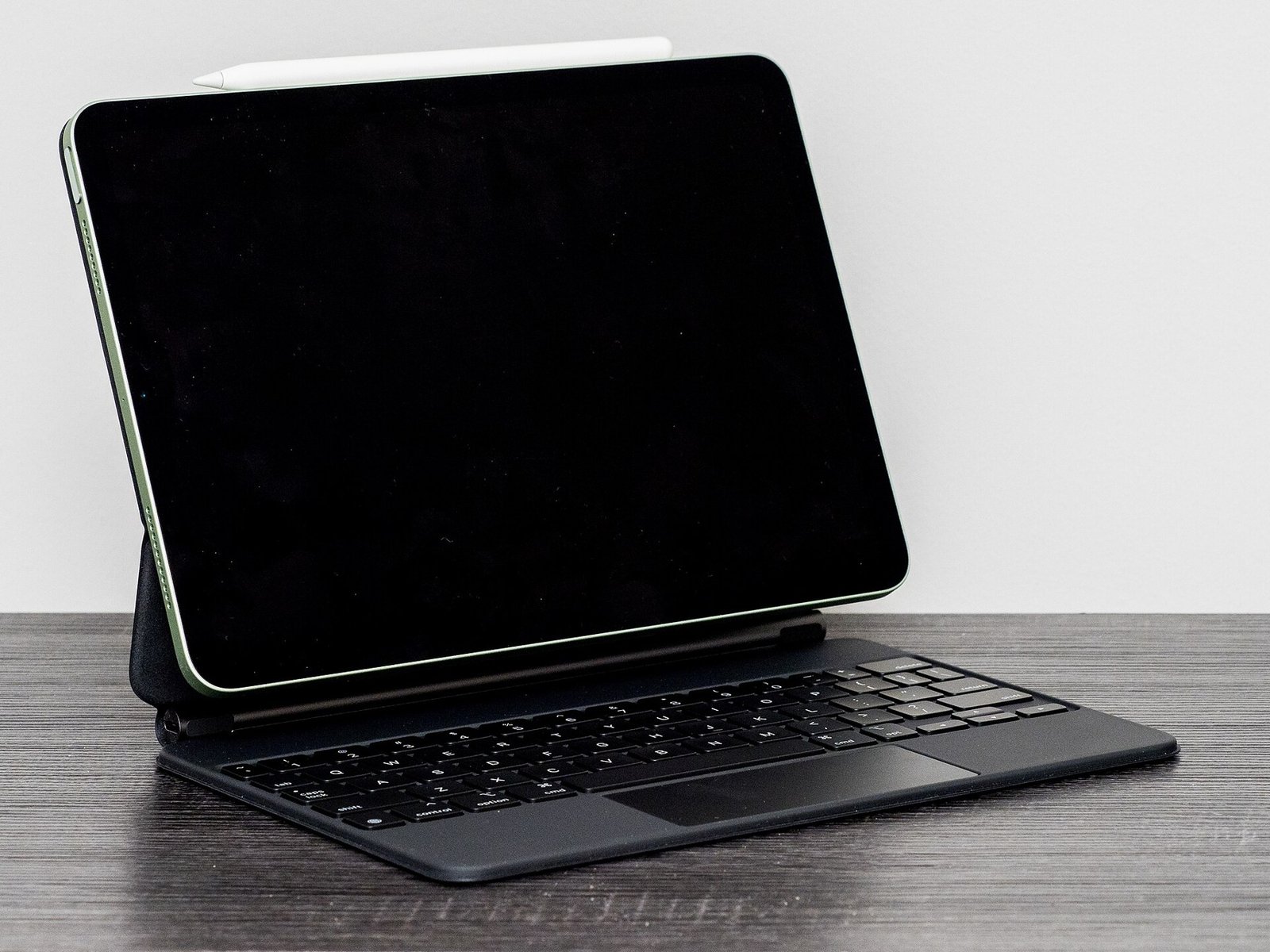 iPad Air com Magic Keyboard sobre uma mesa, em fotografia de arquivo de março de 2021.