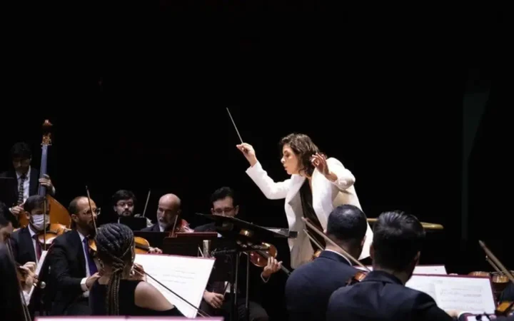 Regente conduz músicos da Orquestra Filarmônica de Goiás em fotografia de divulgação de arquivo