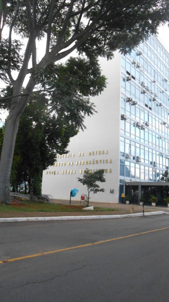 Fachada do Bloco M da Esplanada dos Ministérios, com identificação da Defesa e da Aeronáutica, em fotografia de 2015.