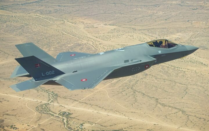 Caça F-35A da Força Aérea da Dinamarca em voo sobre o Arizona em maio de 2021.