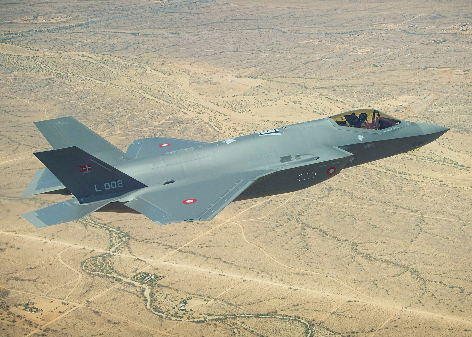 Caça F-35A da Força Aérea da Dinamarca em voo sobre o Arizona em maio de 2021.