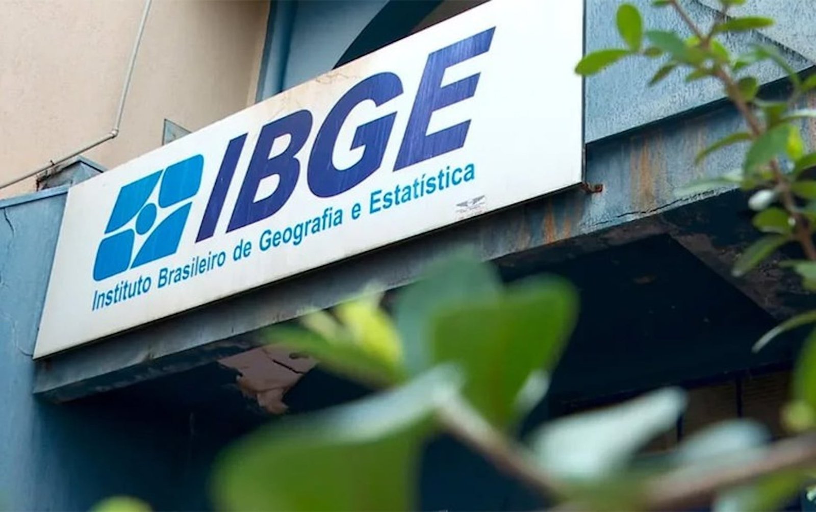 Placa do Instituto Brasileiro de Geografia e Estatística na fachada de um prédio