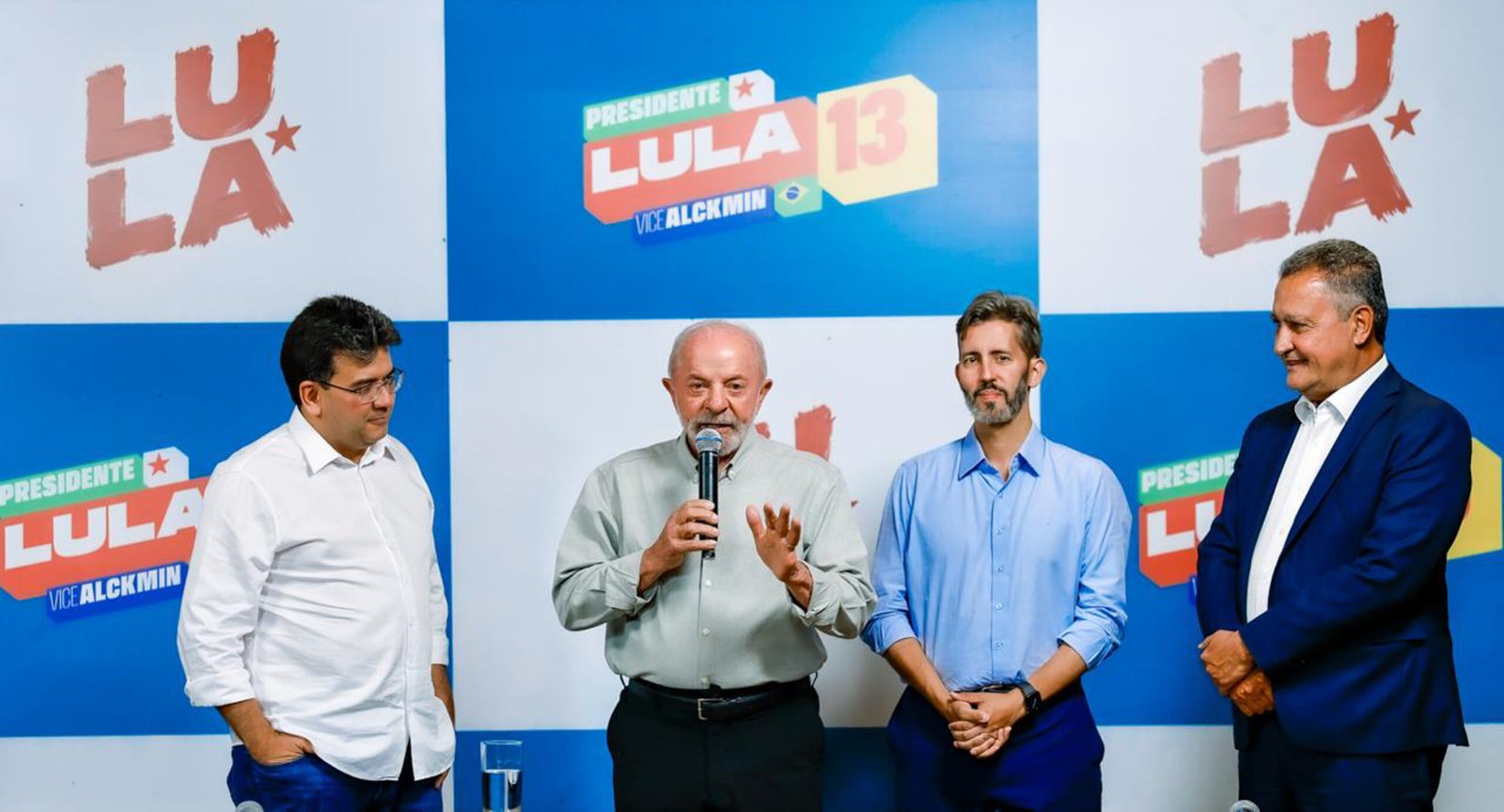 Lula fala ao microfone acompanhado de aliados em Brasília em 6 de outubro de 2026