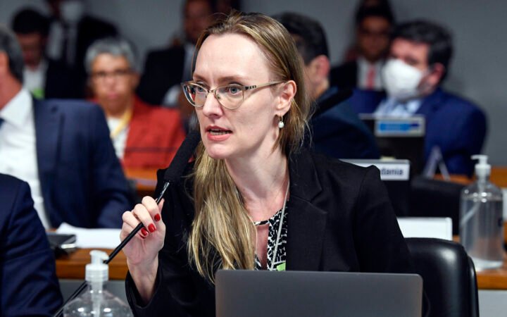 Miriam Wimmer fala ao microfone durante sabatina no Senado, em 23 de novembro de 2022