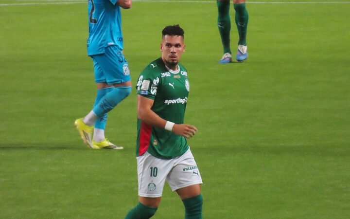 Paulinho com uniforme verde do Palmeiras em campo contra o Santos, em fotografia de maio de 2026.