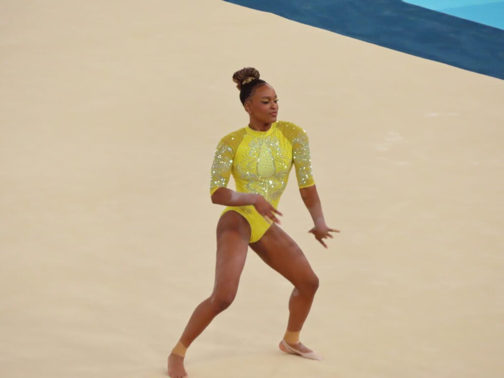 Rebeca Andrade de collant amarelo em apresentação de solo nos Jogos de Paris, em fotografia de arquivo de agosto de 2024.