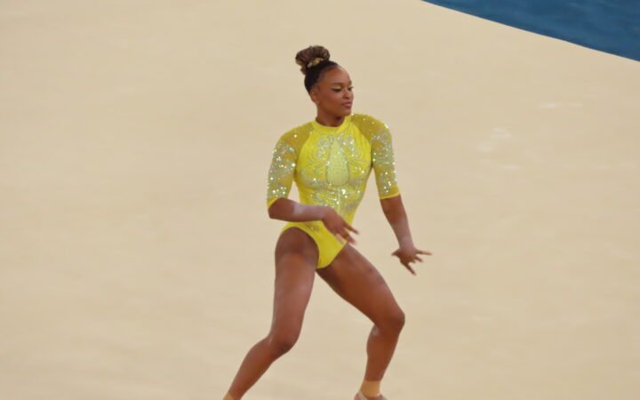 Rebeca Andrade de collant amarelo em apresentação de solo nos Jogos de Paris, em fotografia de arquivo de agosto de 2024.