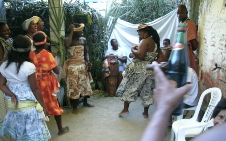 Participantes de cerimônia de candomblé na ilha de Itaparica, em fotografia de arquivo de fevereiro de 2011.