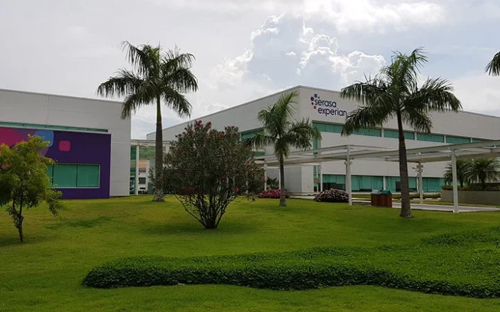 Escritório da Serasa Experian em São Carlos com jardim e palmeiras