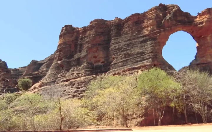 Pedra Furada, na Serra da Capivara, em imagem de divulgação do programa Caminhos da Reportagem.
