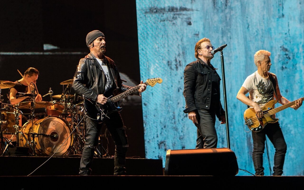Larry Mullen Jr., The Edge, Bono e Adam Clayton apresentam-se no palco em Bruxelas.