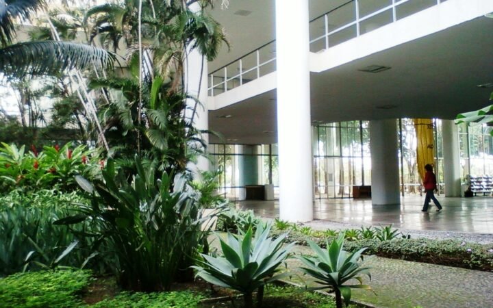 Jardim e entrada do prédio da reitoria da UFRJ no Rio de Janeiro