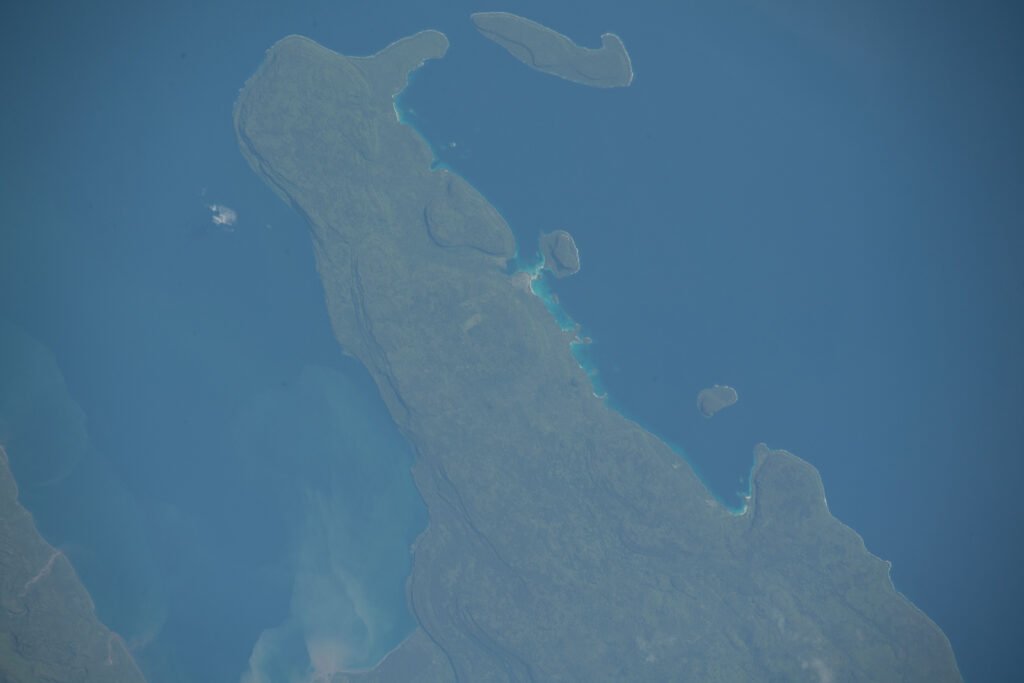 Ilhas e litoral de Vanuatu vistos da Estação Espacial Internacional em 8 de abril de 2020.