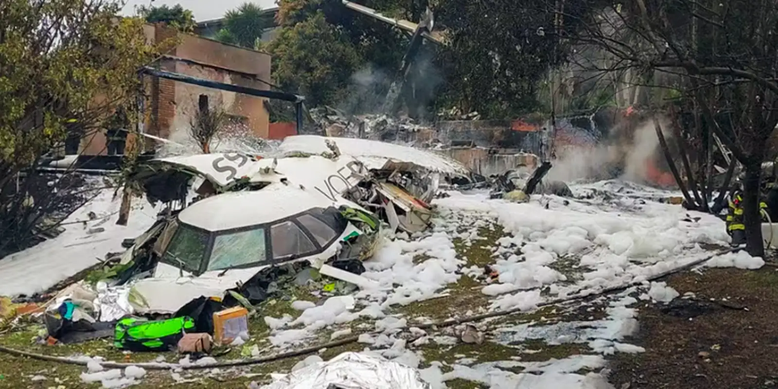 Destroços do avião da Voepass após o acidente em Vinhedo em agosto de 2024